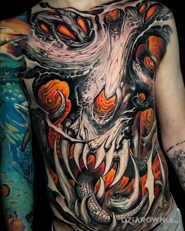 Tatuaż pozarty przez demona w motywie kolorowe i stylu organika na klatce