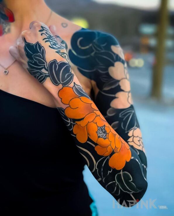 Tattoo Żółta piwonia in black and gray motif and blackwork / blackout style on the upper arm