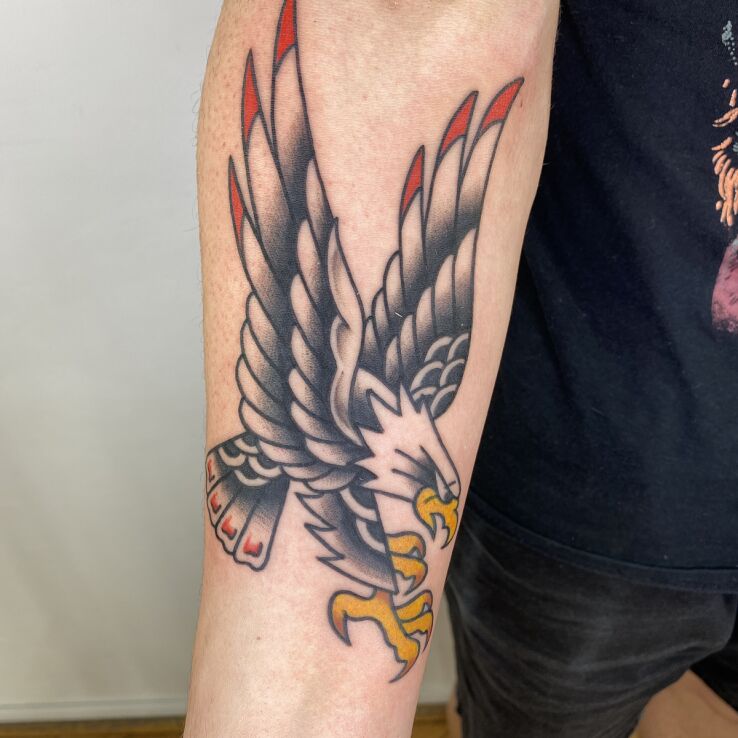 Tatuaż orzeł  ptak w motywie czarno-szare i stylu oldschool na ręce