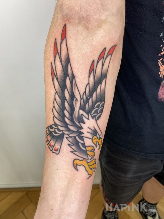 Tattoo Orzeł / Ptak in colorful motif and oldschool style on the forearm