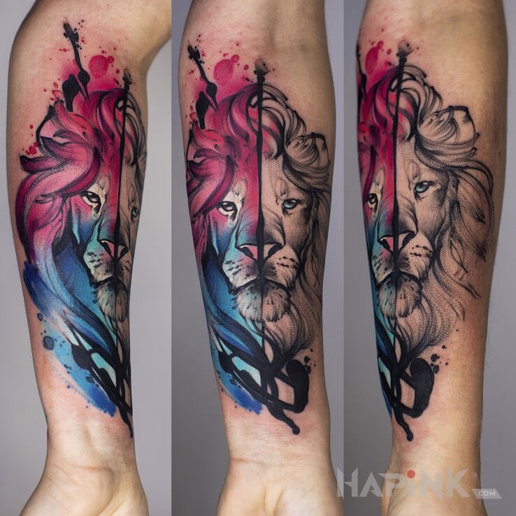 Tattoo Lew / Zwierzę / Król in pixelated motif and Watercolor style On the arm