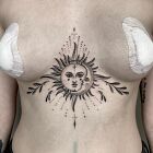 Tatuaż słońce  księżyc między piersiami, motyw: czarno-szare, styl: dotwork