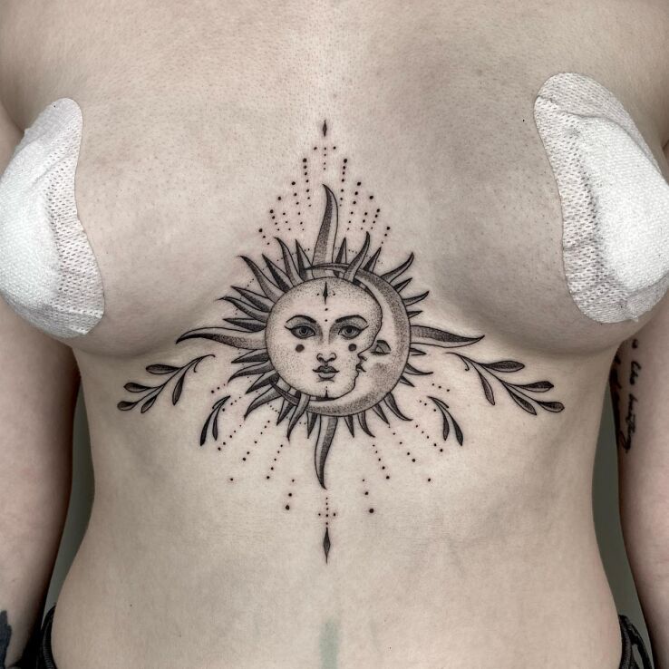 Tatuaż słońce  księżyc w motywie kosmos i stylu graficzne / ilustracyjne pod piersiami (underboob)