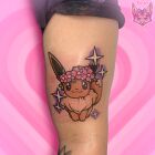 Tatuaż eevee  pokemon na ramieniu, motyw: zwierzęta, styl: graficzne / ilustracyjne