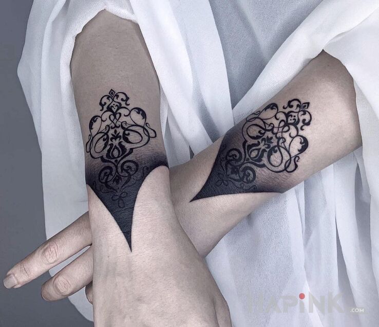 Tattoo Coś iście szykownego in other motif and blackwork / blackout style on the wrist