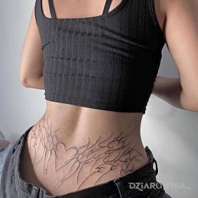 Tatuaż Serce i płomienie (chyba) na plecach motyw: pozostałe styl: kontury / linework