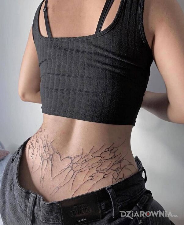 Tatuaż serce i płomienie chyba w motywie pozostałe i stylu kontury / linework na plecach