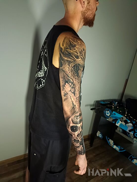 Tattoo Demon, czaszka in sleeves motif and realistic style on the upper arm