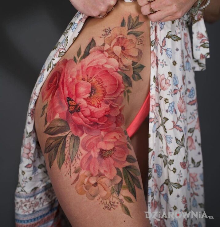 Tatuaż biodro całe w kwiaty w motywie kwiaty i stylu realistyczne na biodrze