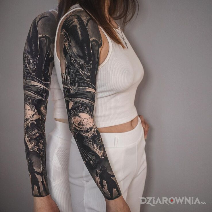Tatuaż alien i predator w motywie rękawy i stylu realistyczne na ramieniu