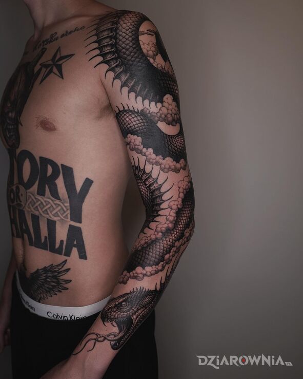 Tatuaż niebezpieczny wąż w motywie czarno-szare i stylu graficzne / ilustracyjne na przedramieniu