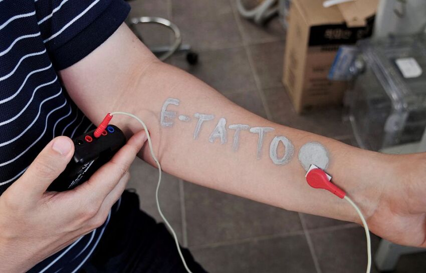 tatuaż na przedramieniu podłączony pod elektrody