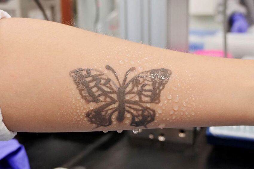 tatuaż motyl na przedramieniu