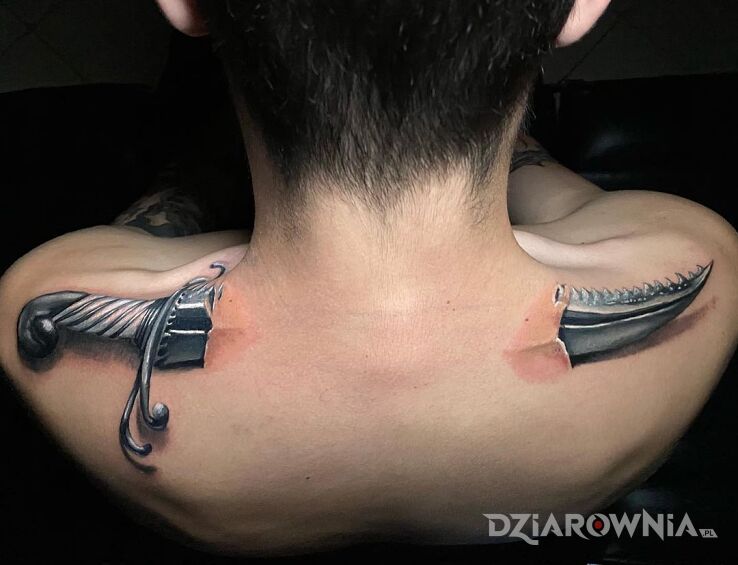 Tatuaż przebity w motywie 3D i stylu realistyczne na barku