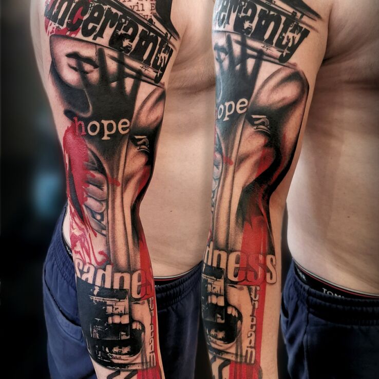 Tatuaż trash polka - suma wszystkich lęków w motywie napisy i stylu surrealistyczne na ramieniu