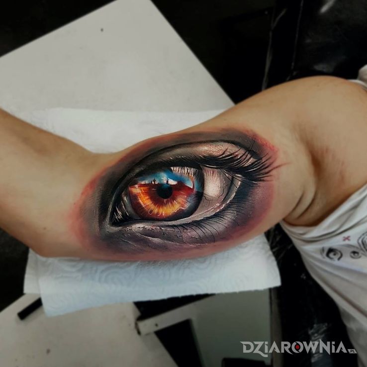 Tatuaż oczko w motywie 3D i stylu realistyczne na ramieniu