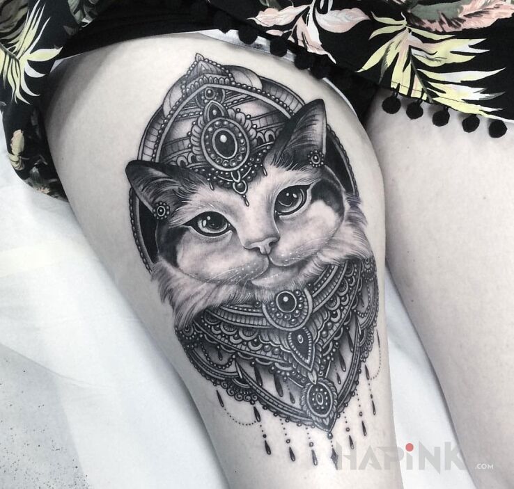 Tattoo Kocur in animals motif on the leg