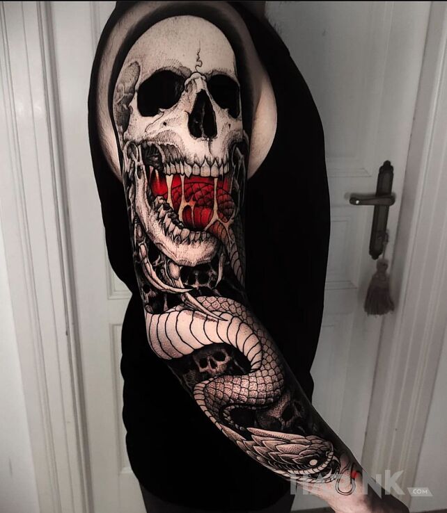 Tattoo Wąż mieszkający w czaszce in dark motif and graphic / illustrative style on the upper arm