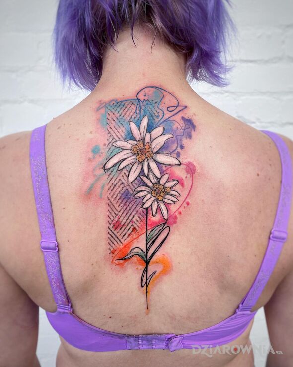 Tatuaż stokrotki w motywie kwiaty i stylu watercolor na karku