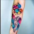 Wycena tatuażu - Piękny tatuaż kosmonauty z kolorowymi balonami