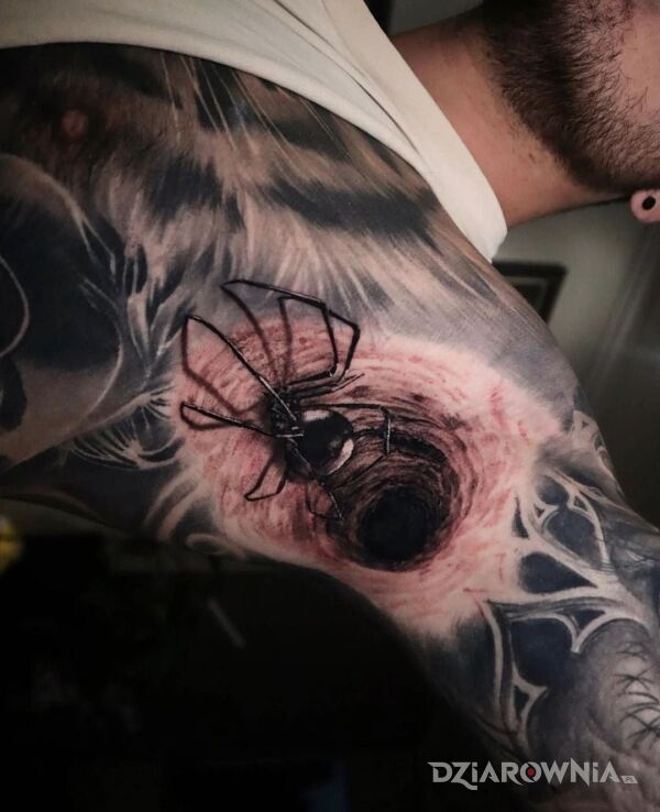 Tatuaż pająk i jego dziura w motywie mroczne i stylu realistyczne pod pachą