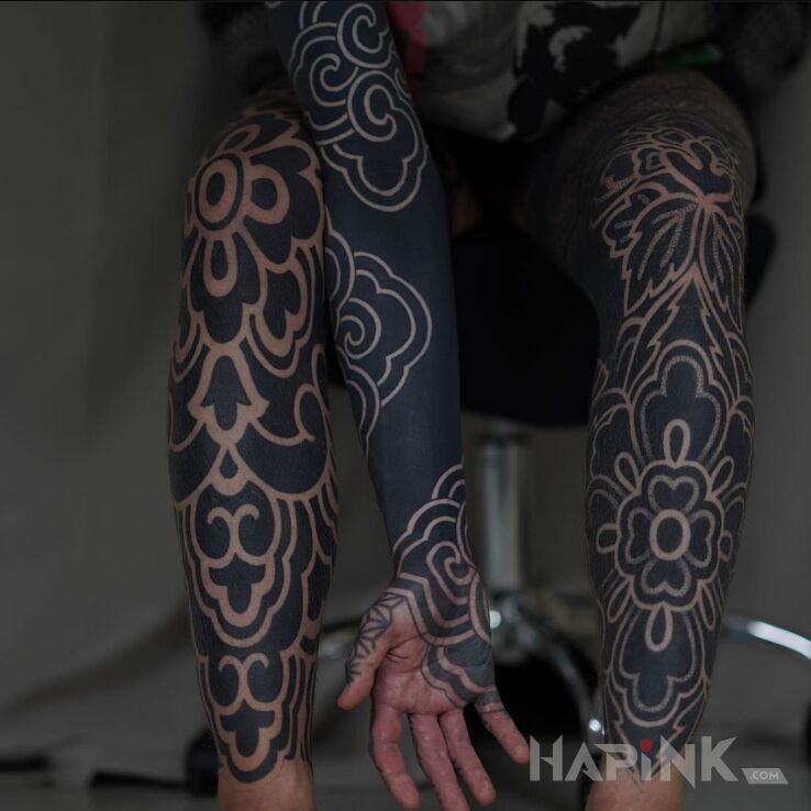 Tattoo Głęboka czerń in legsleeves motif and blackwork / blackout style on the tibia
