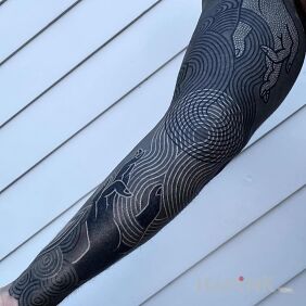 Tattoo Two hands on the upper arm motif: black and gray style: blackwork / blackout