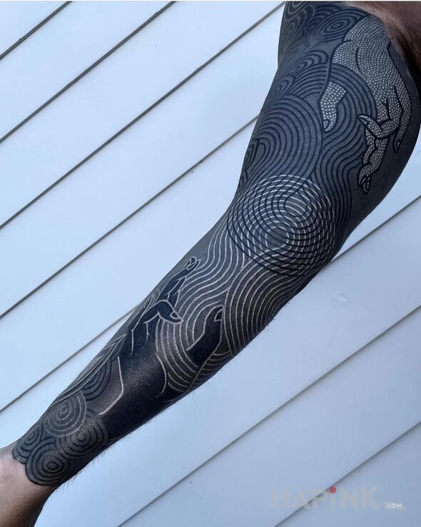 Tattoo Dwie dłonie in black and gray motif and blackwork / blackout style on the upper arm