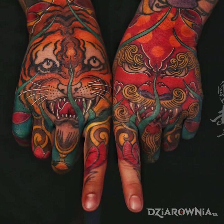 Tatuaż chiński tygrys i lew w motywie kolorowe i stylu japońskie / irezumi na dłoni