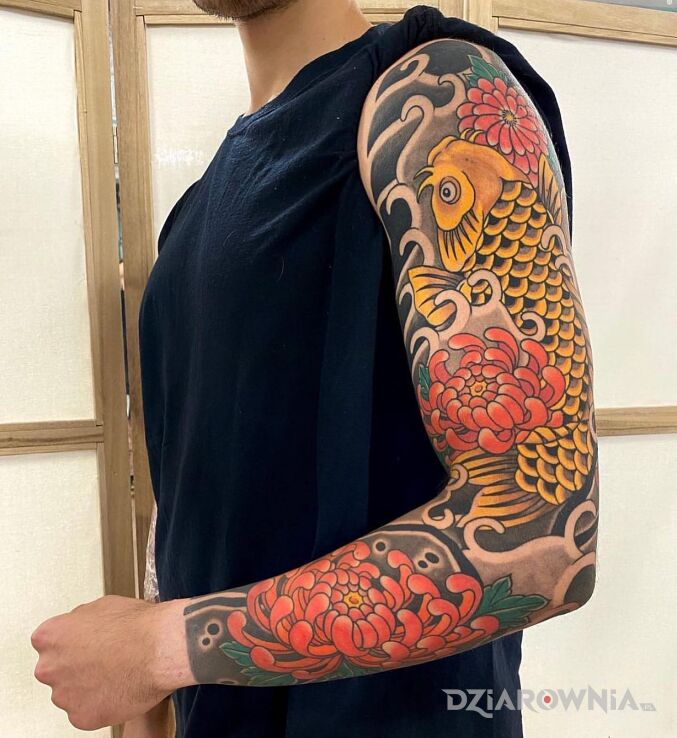 Tatuaż złoty karpik w motywie kwiaty i stylu japońskie / irezumi na ręce