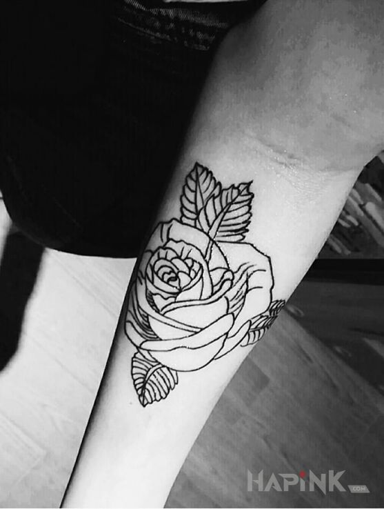Tattoo Róża in flowers motif on the forearm