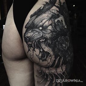 Tatuaż Bestia przy obiedzie na pośladkach motyw: zwierzęta styl: graficzne / ilustracyjne