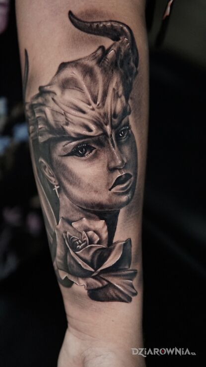 Tatuaż viking girl w motywie czarno-szare i stylu realistyczne na udzie