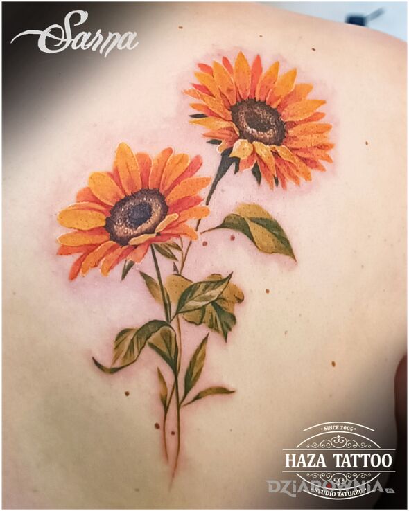 Tatuaż słoneczniki w motywie kwiaty i stylu realistyczne na barku