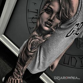 Tatuaż Jak kobieta to i róża na przedramieniu motyw: twarze styl: realistyczne