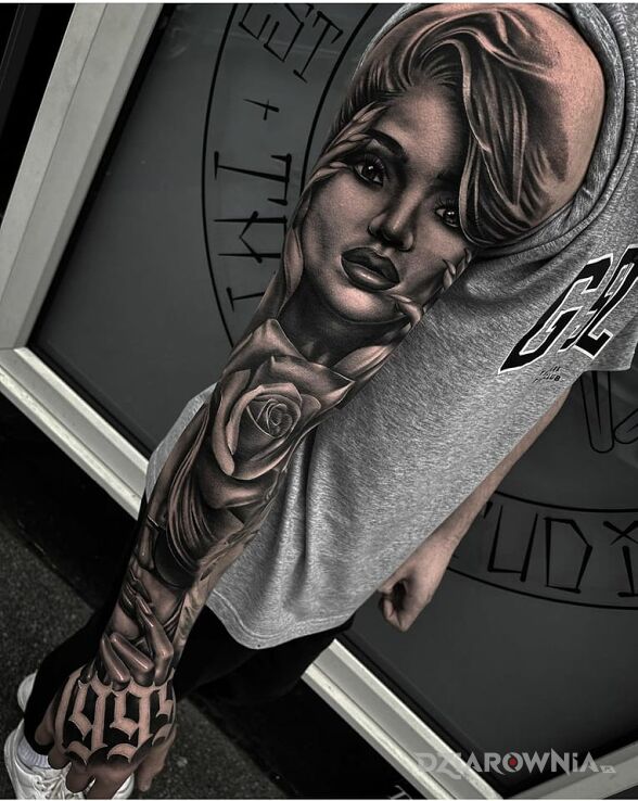 Tatuaż jak kobieta to i róża w motywie czarno-szare i stylu realistyczne na ramieniu