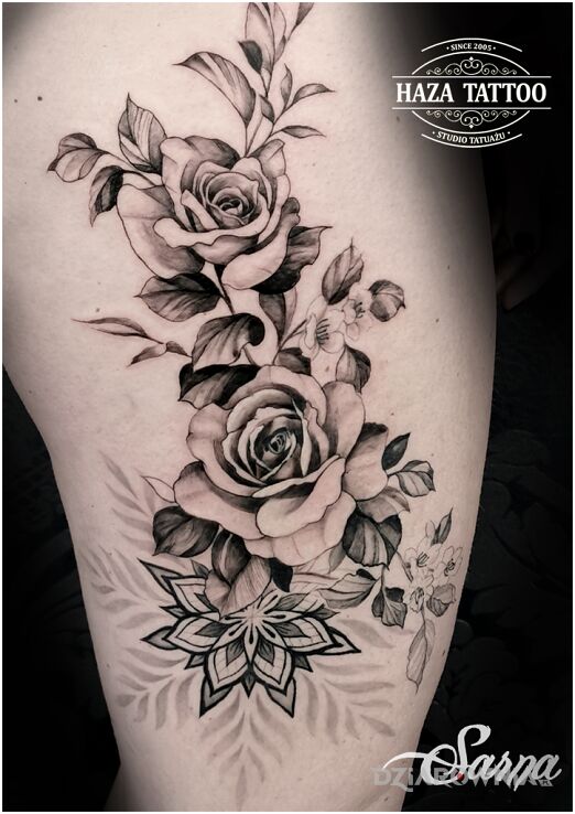 Tatuaż kwiaty w motywie kwiaty i stylu realistyczne na udzie