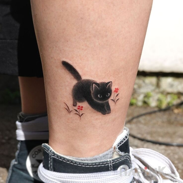Tattoo Czarny i puszysty in black and gray motif and graphic / illustrative style on the leg