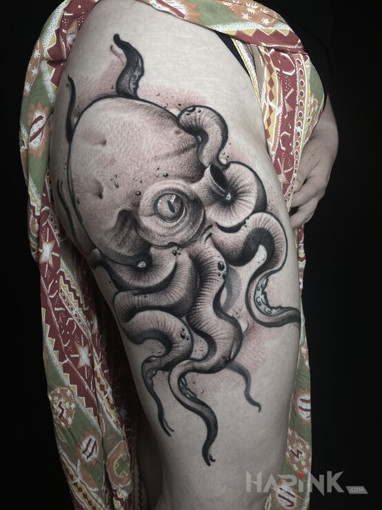 Tattoo Octopus, ośmiornica in black and gray motif and graphic / illustrative style on the thigh