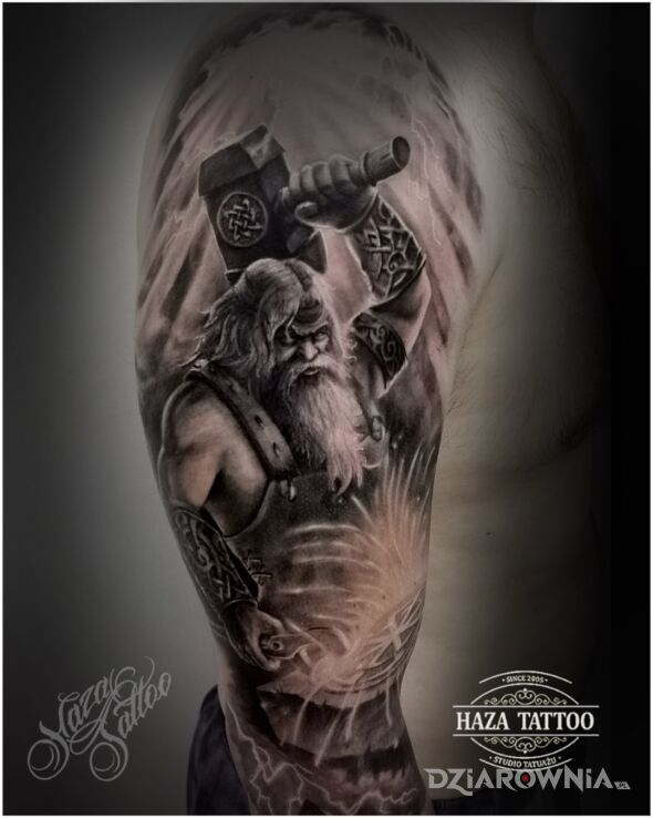 Tatuaż thor w motywie fantasy i stylu realistyczne na ramieniu