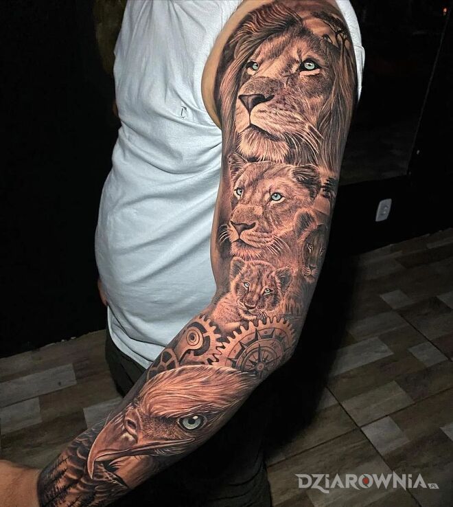 Tatuaż gromadka lwów i orzeł w motywie czarno-szare i stylu realistyczne na przedramieniu