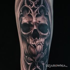 Tatuaż Gothic skull 💀 na ramieniu motyw: mroczne styl: realistyczne