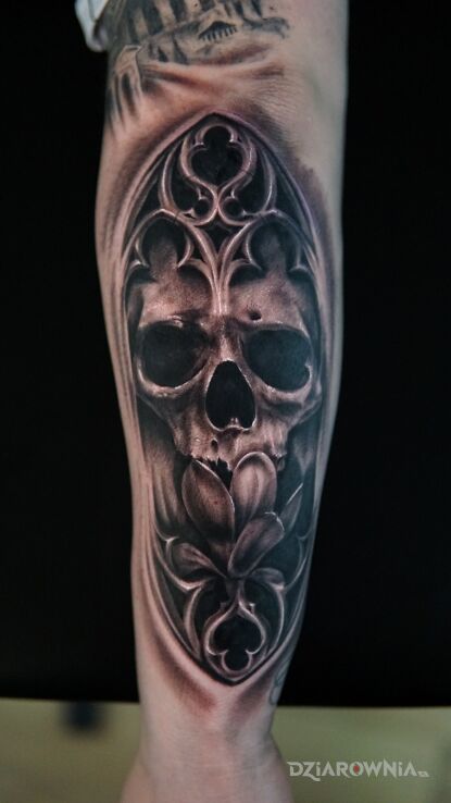 Tatuaż gothic skull w motywie fantasy i stylu blackwork / blackout na nodze
