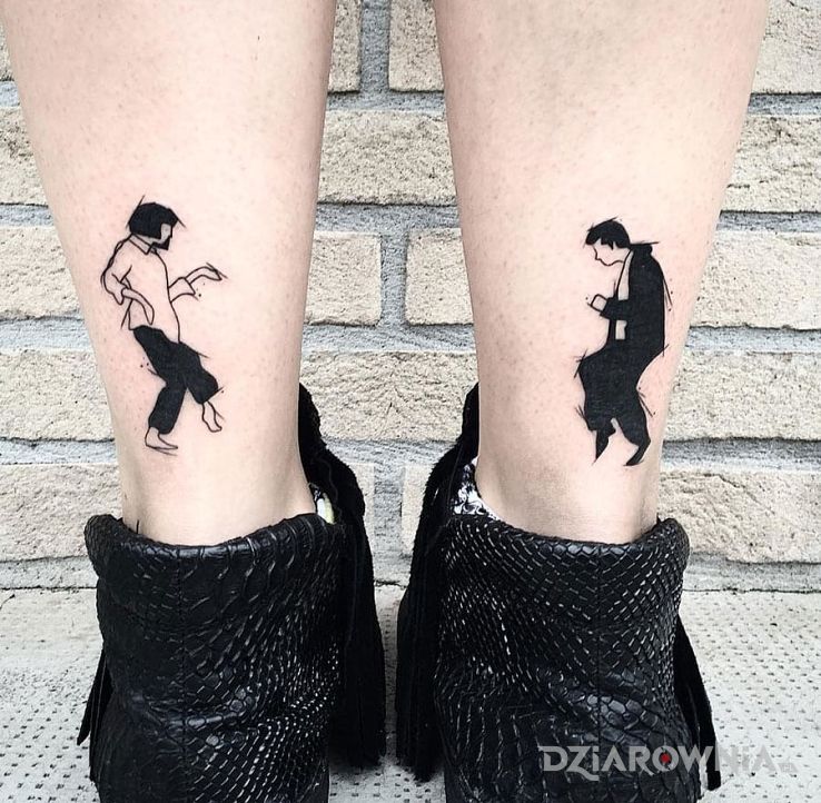 Tatuaż pulp fiction w motywie postacie na nodze