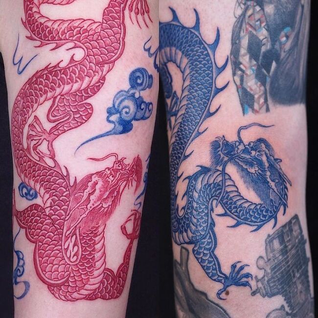 tatuaż czerwonego i niebieskiego chińskiego smoka