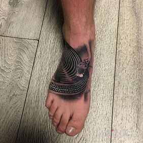 Tattoo Turntable on the foot motif: 3D style: realistic