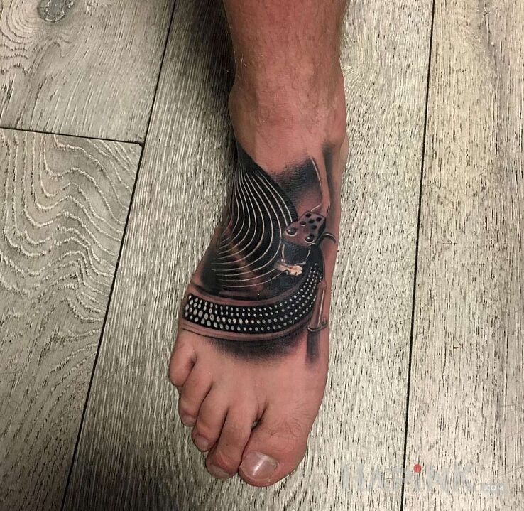 Tattoo Gramofon in 3D motif and realistic style on the foot