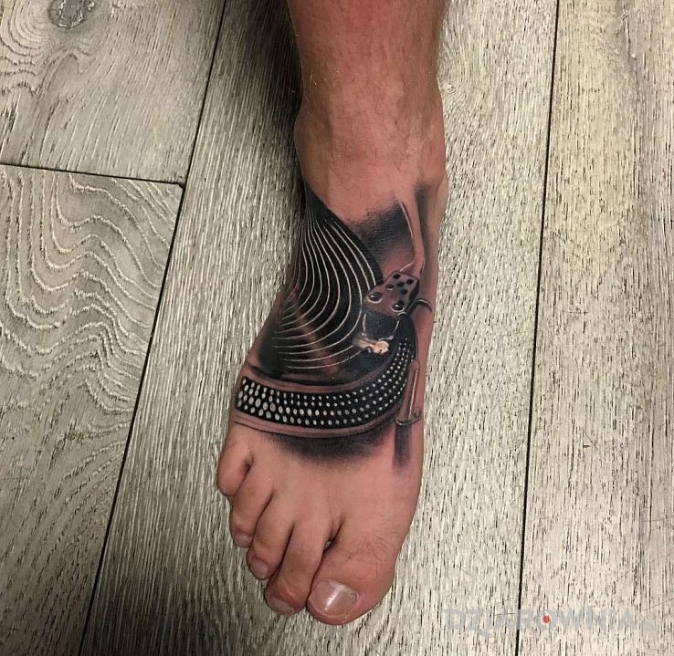 Tatuaż gramofon w motywie 3D i stylu realistyczne na stopie