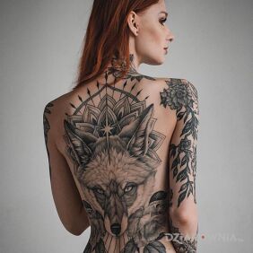 Tatuaż Lis u rudej na barku motyw: florystyczne styl: realistyczne