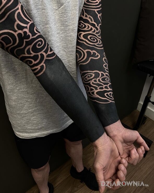 Tatuaż lapy lapy czarne lapy w motywie rękawy i stylu blackwork / blackout na przedramieniu